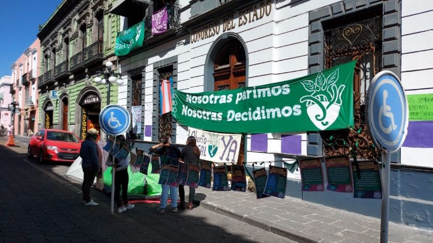 Toma de Congreso de Puebla por feministas cumple 24 horas