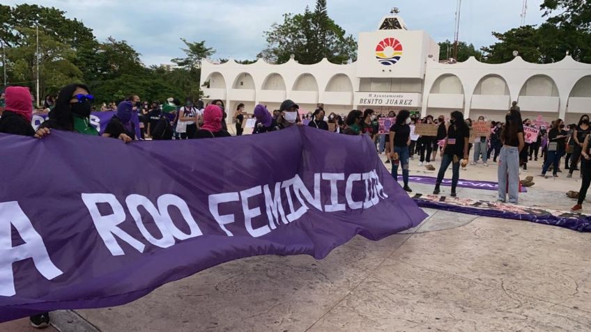 Feministas hacen protesta pacífica en Cancún por el #25N