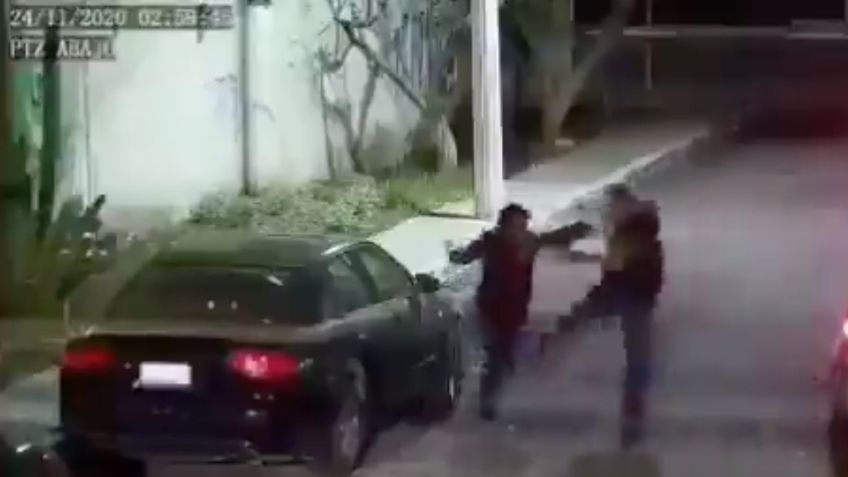 Sujetos golpean y asaltan a mujer abordo de un taxi: VIDEO