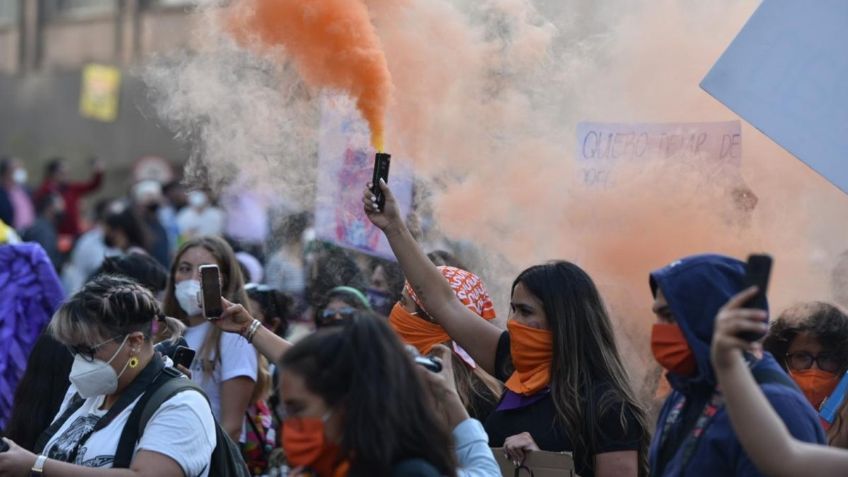 Marcha feminista avanza sobre Avenida Juárez; encapuchadas generan destrozos en negocios: VIDEO