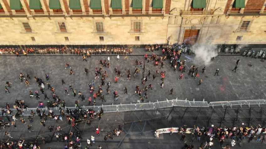 Mujeres encapuchadas se enfrentan con policías frente a Palacio Nacional