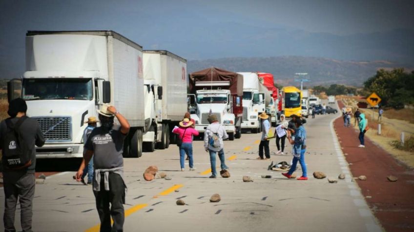 Campesinos opositores a la termoeléctrica de Huexca cierran autopista Siglo XXI