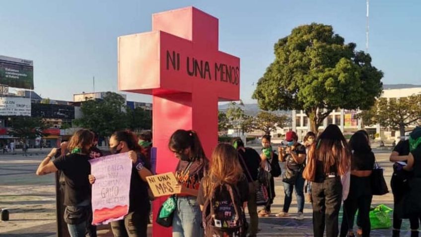 Colocan cruz por los feminicidios en Chiapas frente al Palacio de Gobierno