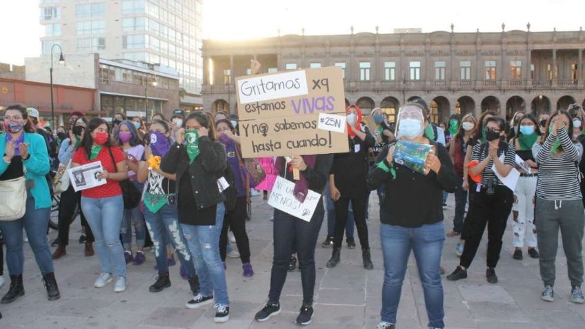 Feministas realizan mitin en Plaza de los Fundadores de SLP