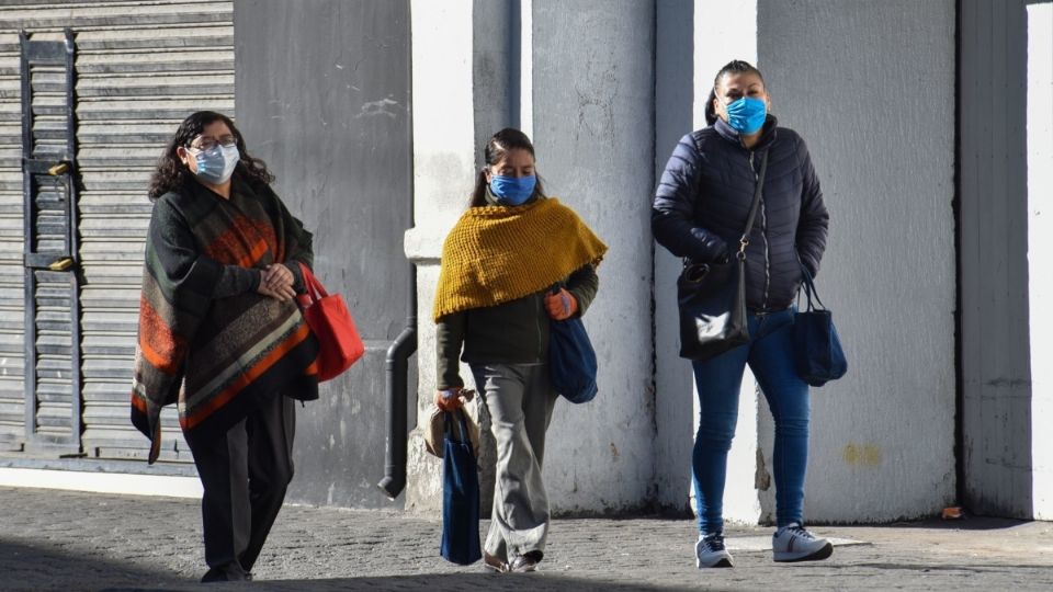 Ante las bajas temperaturas que se han registrado por el Frente Frío la población sale abrigada para realizar sus actividades.FOTOS: CRISANTA ESPINOSA AGUILAR /CUARTOSCURO.COM
