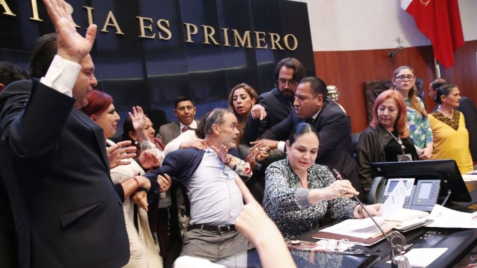 Hace un año, durante la elección en el Senado de Rosario Piedra Ibarra como titular de la CNDH, se registraron empujones en la tribuna que era presidida por Fernández Balboa. Foto: Cuartoscuro