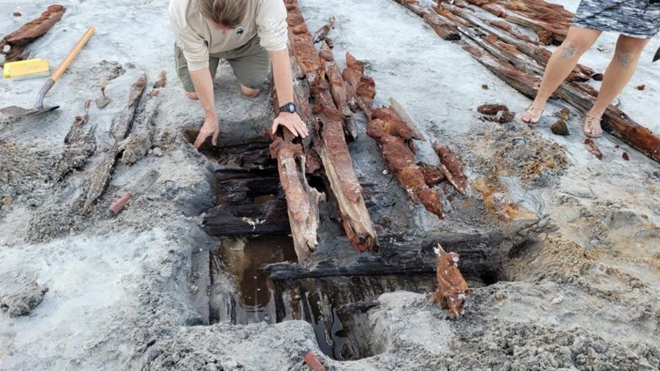 La erosión que causó la tormenta 'Eta' a su paso por Florida desveló los restos de un navío naufragado hace casi 200 años. Foto: EFE