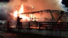 Autobús de pasajeros choca y se incendia en Insurgentes; se reportan 4 lesionados