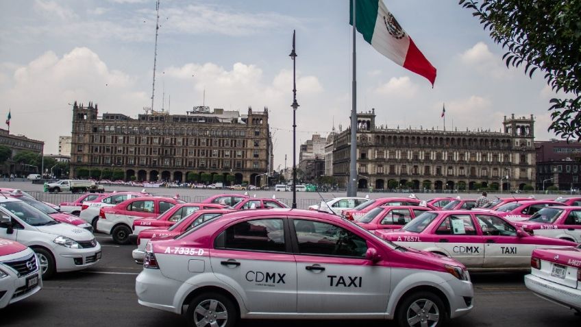 Marchas CDMX: Taxistas se manifiestan en el Zócalo; defensores de la marihuana se movilizarán al Congreso