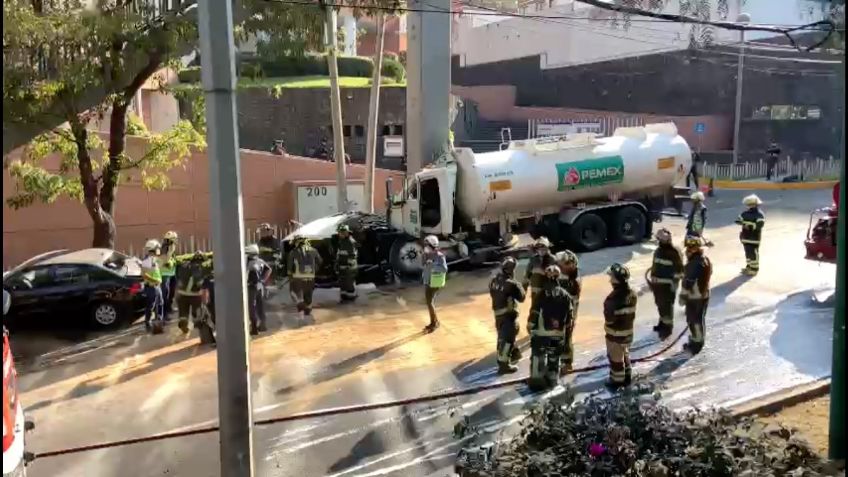 Choca pipa con 20 mil litros de gasolina en la carretera Picacho Ajusco