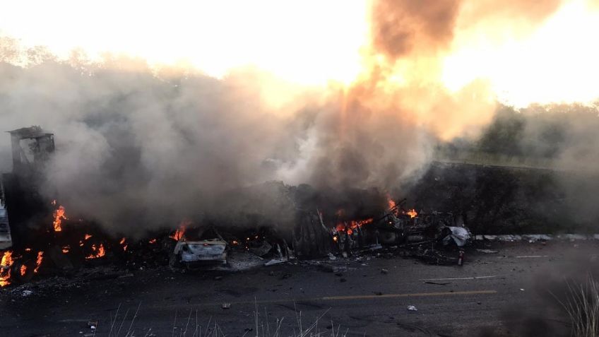 Al menos dos muertos en choque e incendio de tráiler en Tamaulipas 