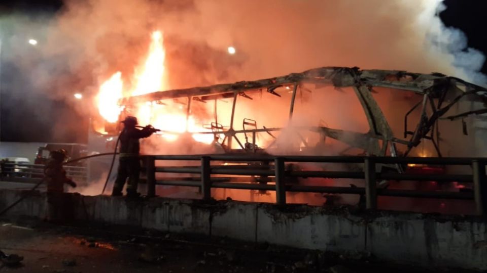 El camión se incendió tras chocar con un muro. Foto: @SGIRPC_CDMX
