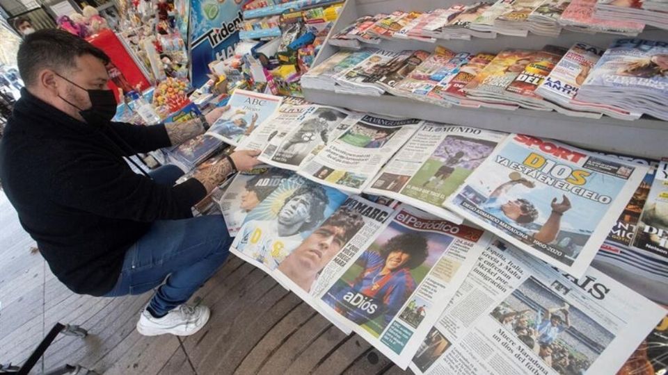 La prensa despidió al 10 de Argentino, Maradona. Foto: EFE