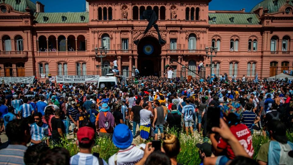 El féretro del 10 fue movido de lugar por cuestiones de seguridad. Foto: EFE