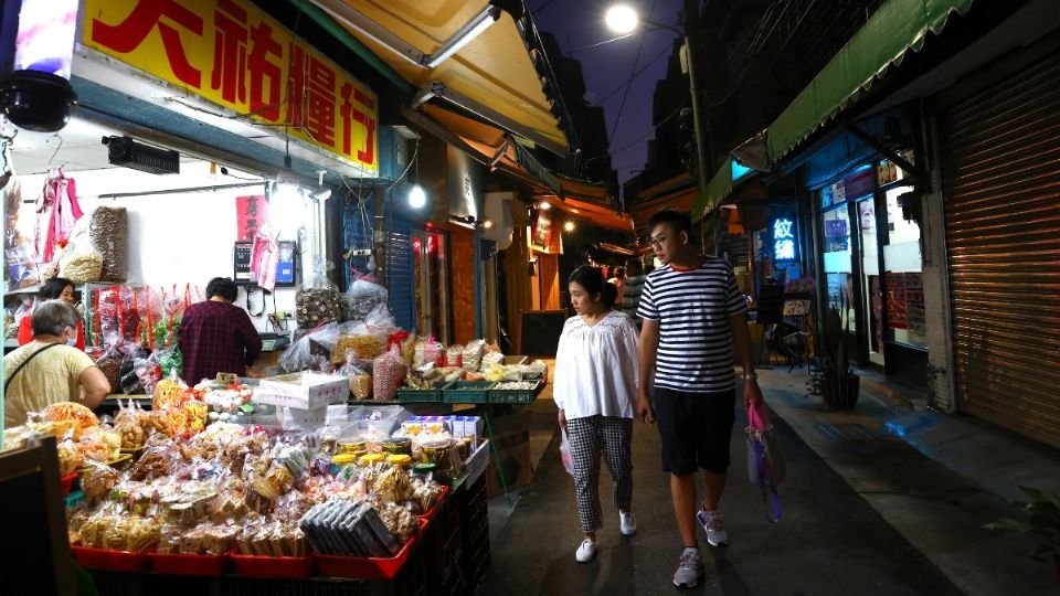 TAIWÁN. Pese al aumento de casos, las personas recorren los mercados sin protección. Foto: Reuters