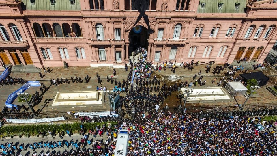 La policía dispersó a la gente con balas de goma y gases. Foto: AFP