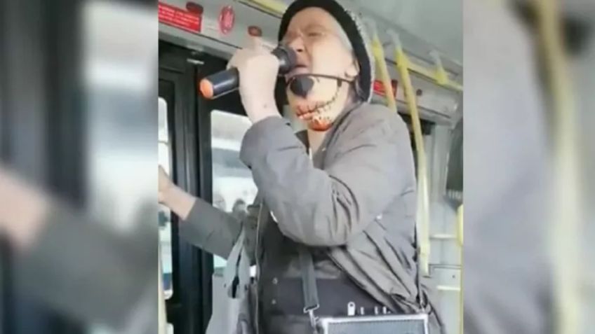 Abuelito sorprende y motiva con FLOW rapero transporte público de Bogotá