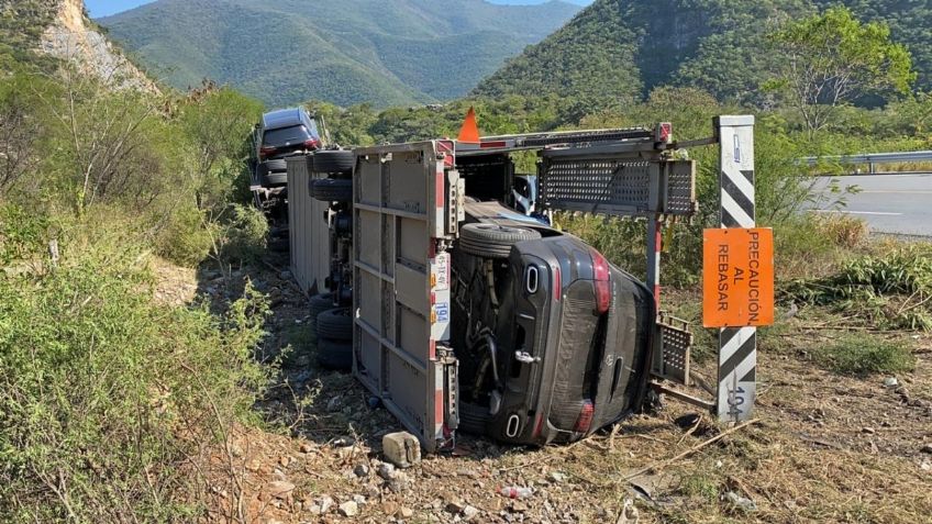 Así quedaron camionetas de lujo tras volcadura del tráiler que las transportaba en Tamaulipas: FOTOS