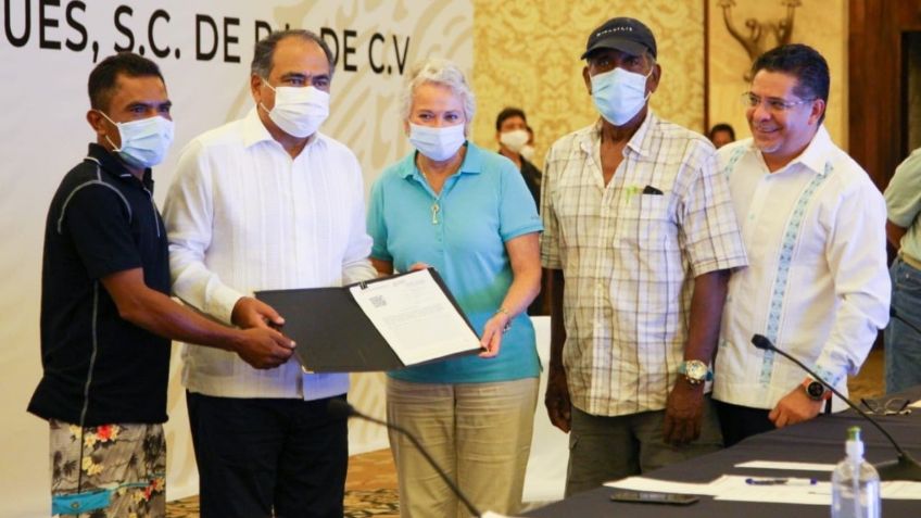 Héctor Astudillo y Olga Sánchez entregan concesión a pescadores de Puerto Marqués