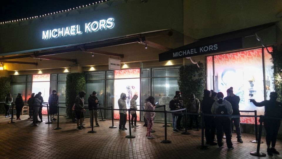 DISTANCIA. Las tienda no lucieron abarrotadas como usualmente ocurre en la fecha hubo, filas ordenadas. Foto: AP