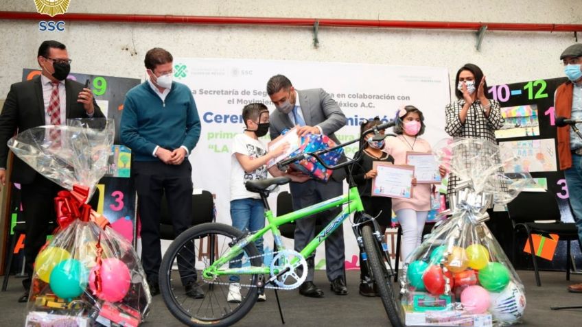 Premian a ganadores del concurso de pintura infantil "La Niña, El Niño y su Policía"