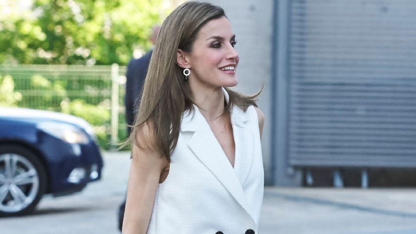 Reina Letizia luce causal y a la moda con este INCREÍBLE outfit