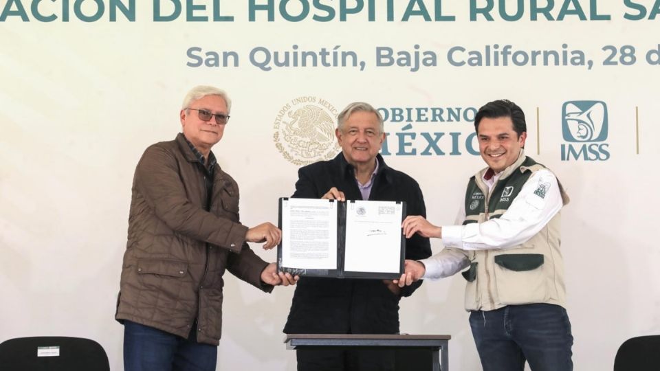 REUNIÓN. Jaime Bonilla, junto al Primer Mandatario y Zoé Robledo, en el acuerdo. Foto: Especial