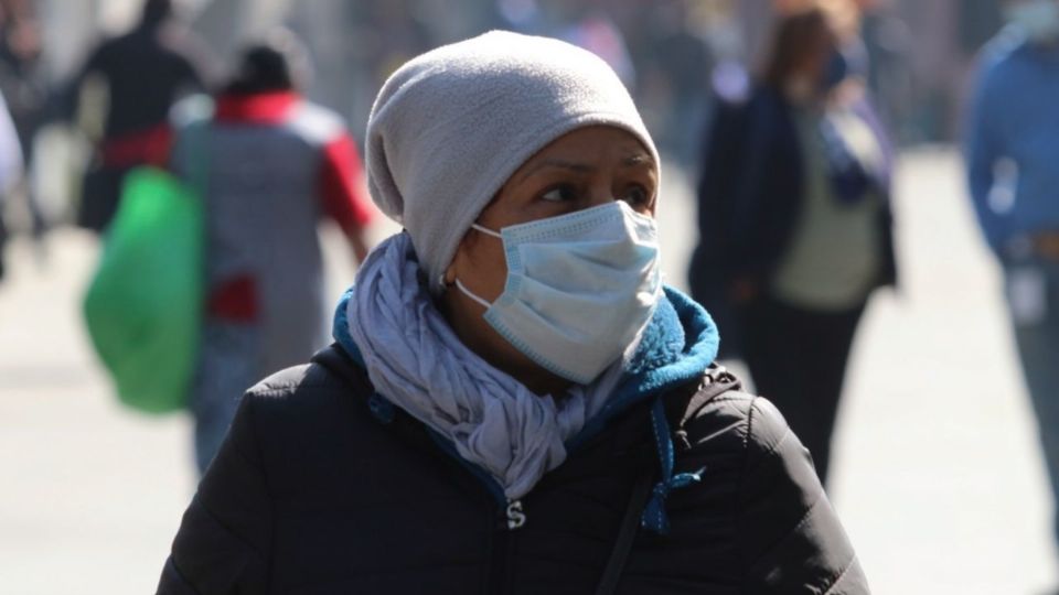 Una capitalina se cubrió del frío con bufanda y gorro debido a las bajas temperaturas presentadas en la capital. FOTO: GRACIELA LÓPEZ /CUARTOSCURO.COM