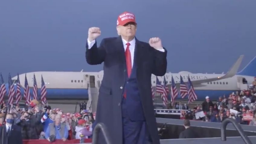 Trump cerró campaña con una compilación de sus mejores pasos bailando YMCA: VIDEO