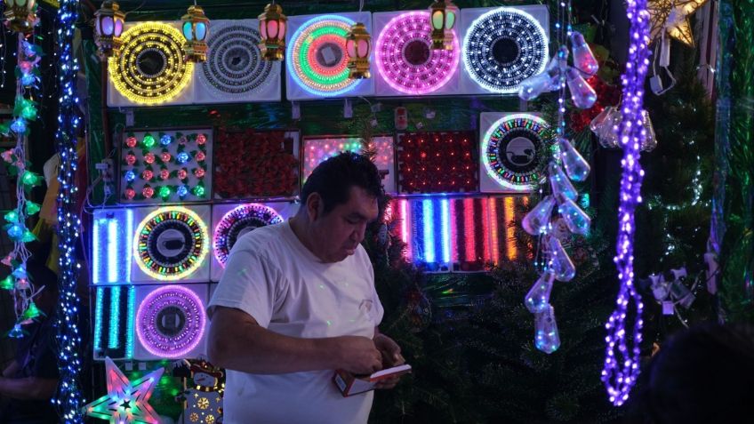 ¿Decoras de más? Estos CONSEJOS te ayudarán a ahorrar luz durante Navidad