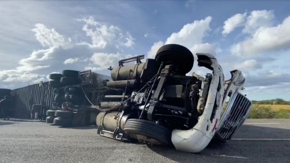 Los vientos derribaron un tráiler sobre la autopista en la población de La Ventosa, agencia municipal de Juchitán de Zaragoza, Oaxaca. Foto: Especial