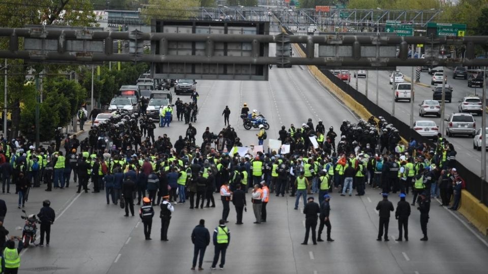 El bloqueo de los trabajadores cerca del AICM. Foto: Leslie Pérez