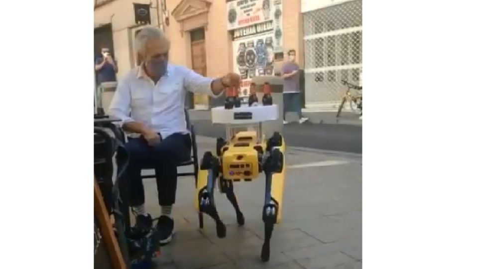 Perro robot reparte cerveza en Sevilla
FOTO: Twitter