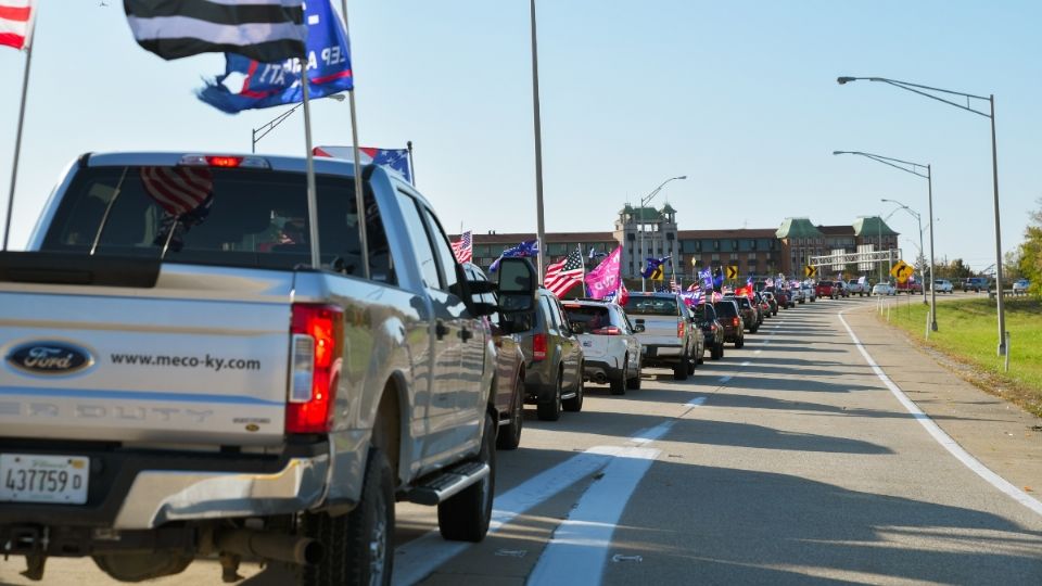 PROVOCACIÓN. Las caravanas de trumpistas han causado altercados. Foto: AFP