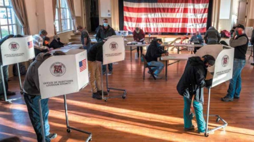 PARTICIPACIÓN. Desde temprano, los estadounidenses emitieron ayer sus votos en la antigua Stone School, en Hillsboro, Virginia. Foto: Archivo/ AP