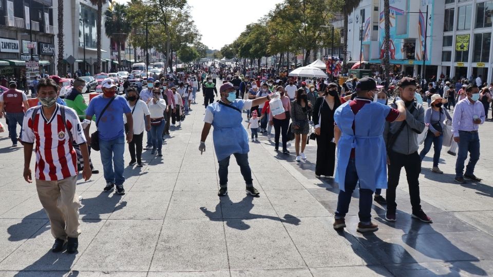 Cientos de peregrinos intentan ingresar a la Basílica de Guadalupe, previo al día de La Virgen. Trabajadores de la Gustavo A. Madero ofrecían gel a los visitantes. Foto: YADIN XOLALPA