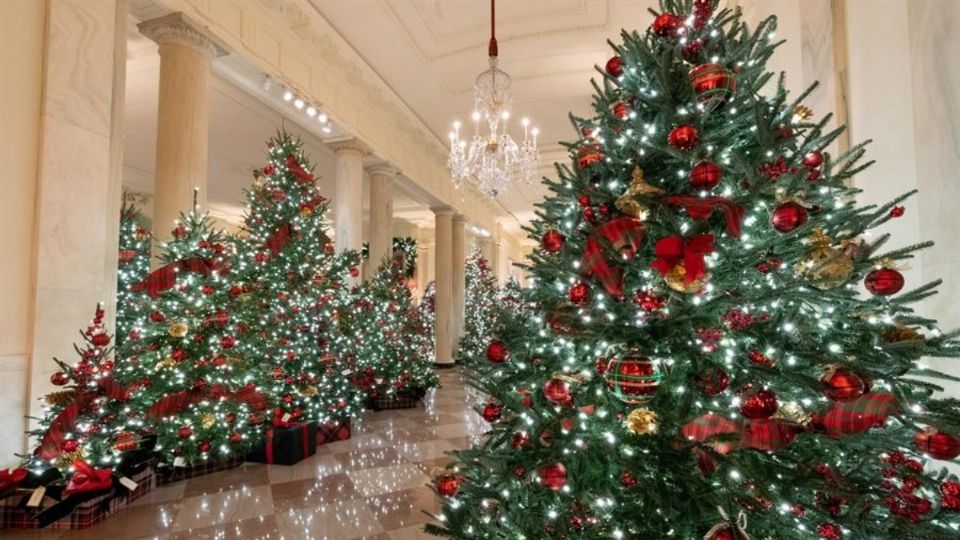 Melania Trump muestra la decoración navideña en la Casa Blanca. Foto: EFE