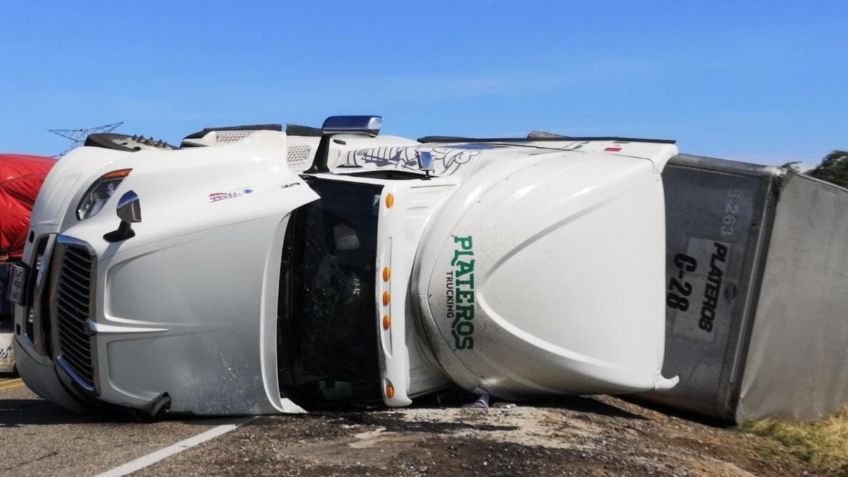 FOTOS: Vientos huracanados continúan derribando traileres en el istmo de Tehuantepec