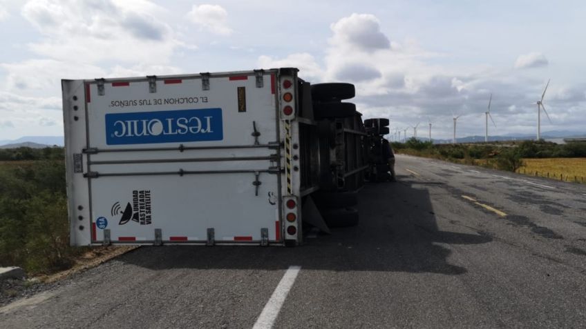 Fuertes vientos provocan volcadura de camiones en el Istmo de Tehuantepec