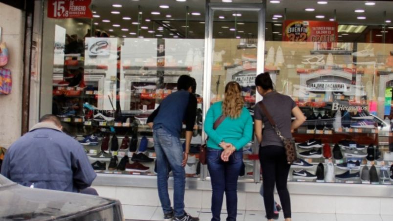 ALISTAN. Los comercios ya preparan el Buen Fin y se adelantó el aguinaldo a los burócratas, pero también se anunció el recorte. Foto: Especial