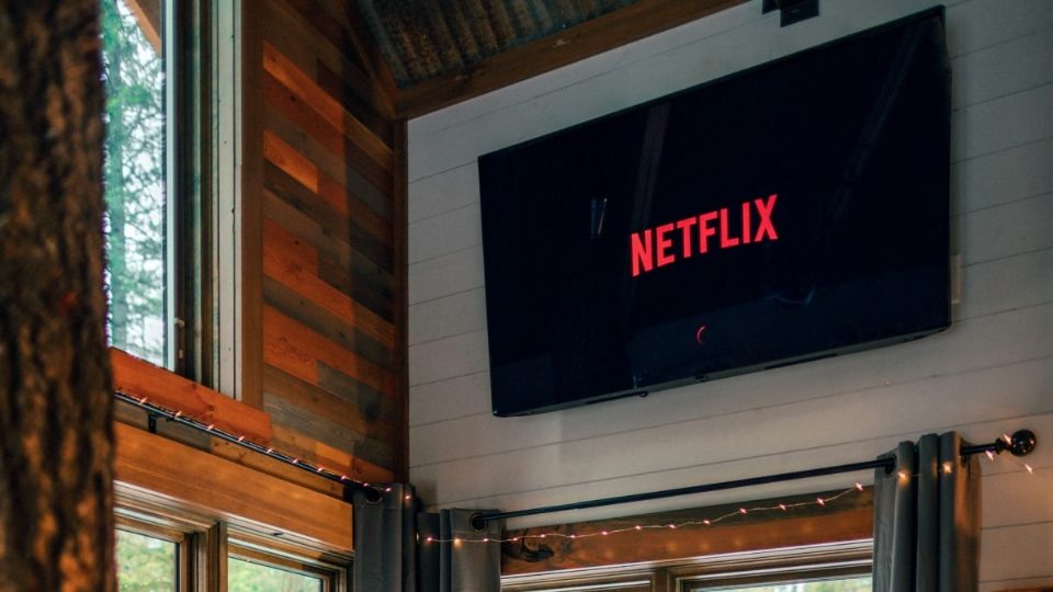 Prepara lo necesario para disfrutar de un día de maratón con Netflix. Foto: Pexels