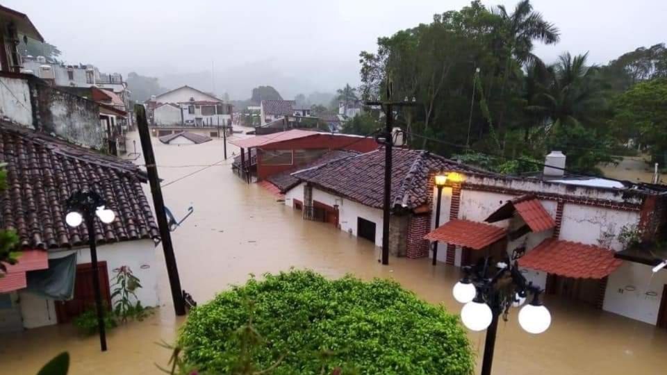 El agua ingresó al centro del Pueblo Mágico alrededor de las 23:00 horas del jueves, cubriendo el parque y zonas aledañas. Foto: Especial