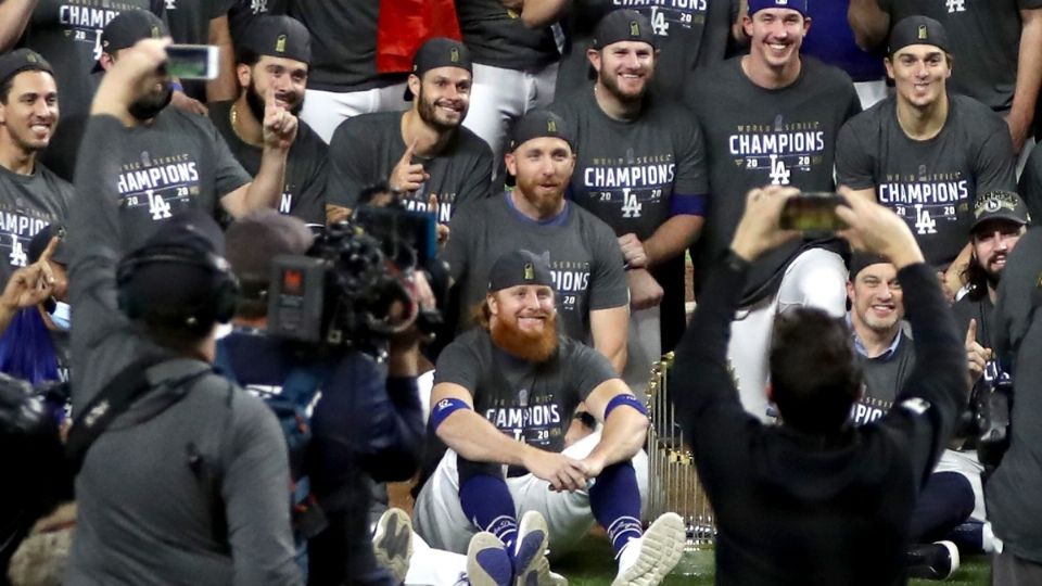 Justin Turner regresó al campo de juego para celebrar el campeonato pese a estar contagiado por coronavirus. Foto: Archivo/ AFP