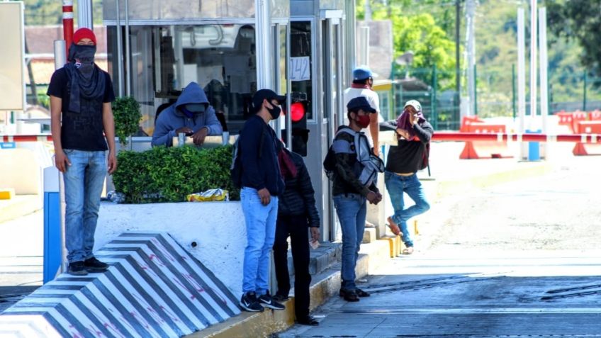 Normalistas de Ayotzinapa toman casetas de la Autopista del Sol en Guerrero