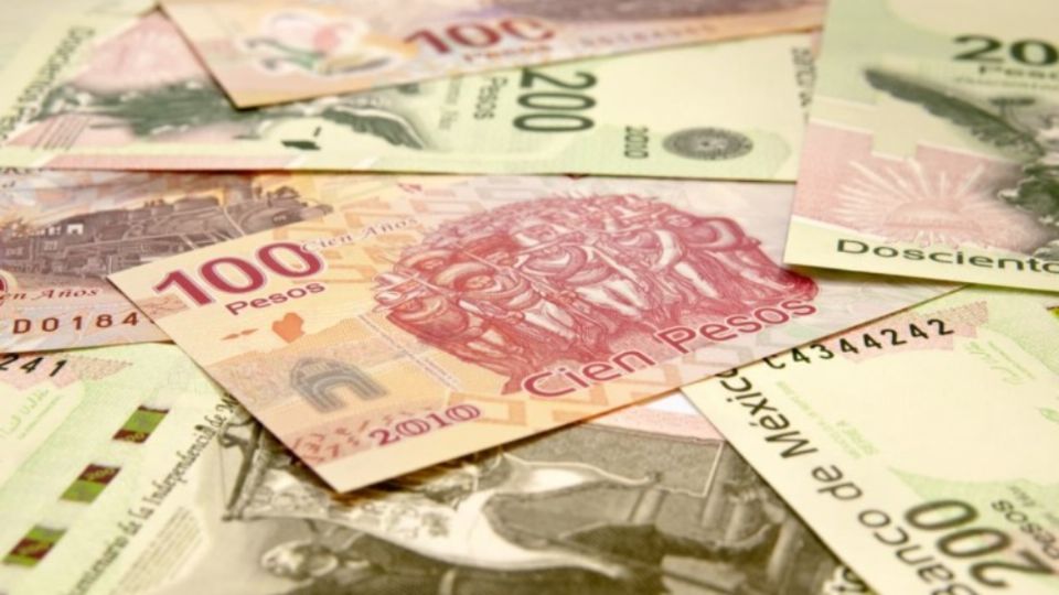 Se deprecia el peso frente al dólar y mantiene su tendencia a alza.