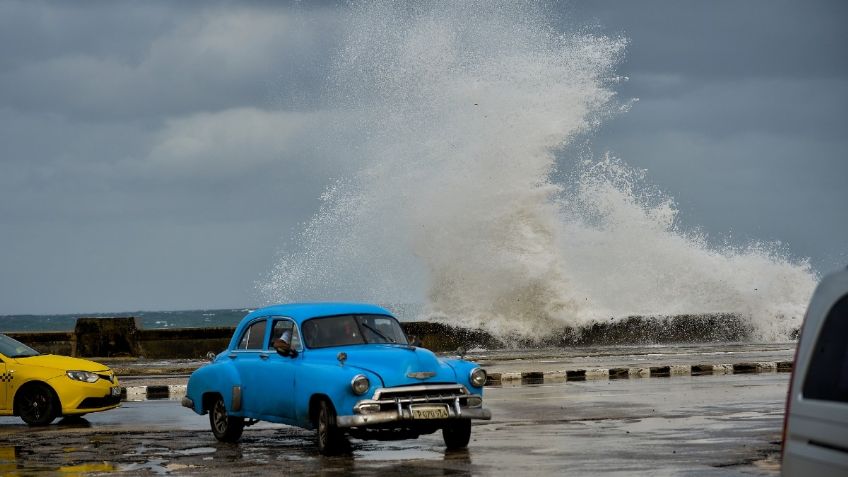 Florida se prepara para la llegada de 'ETA'; podría convertirse en Huracán: VIDEO