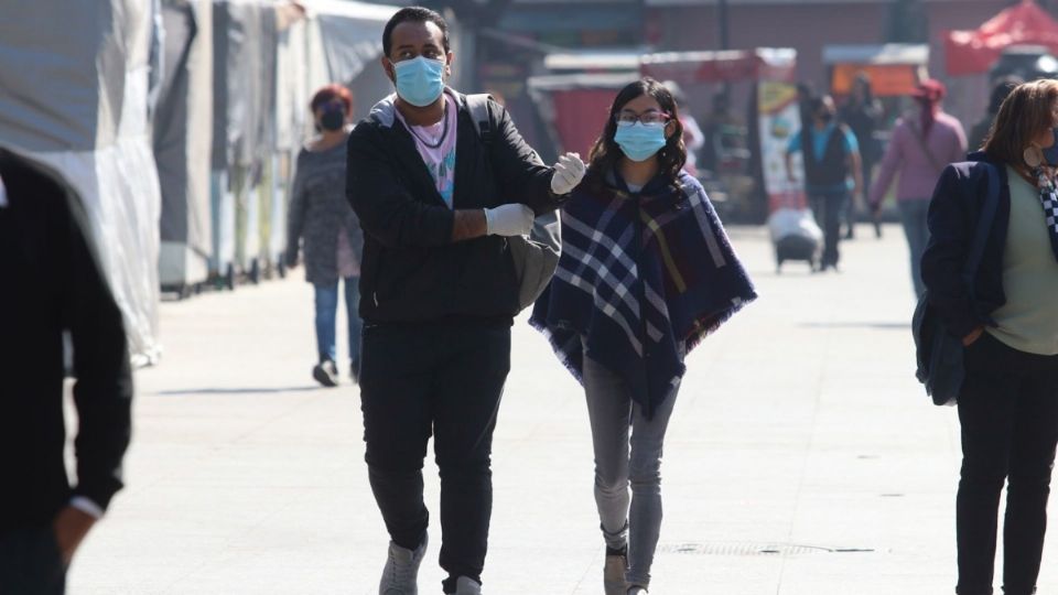 Una pareja se cubrió del frío debido a las bajas temperaturas presentadas en la capital.  FOTO: GRACIELA LÓPEZ /CUARTOSCURO.COM