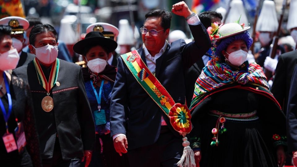 BIENVENIDA. El nuevo Presidente saludó a sus seguidores durante una ceremonia. Foto: AP