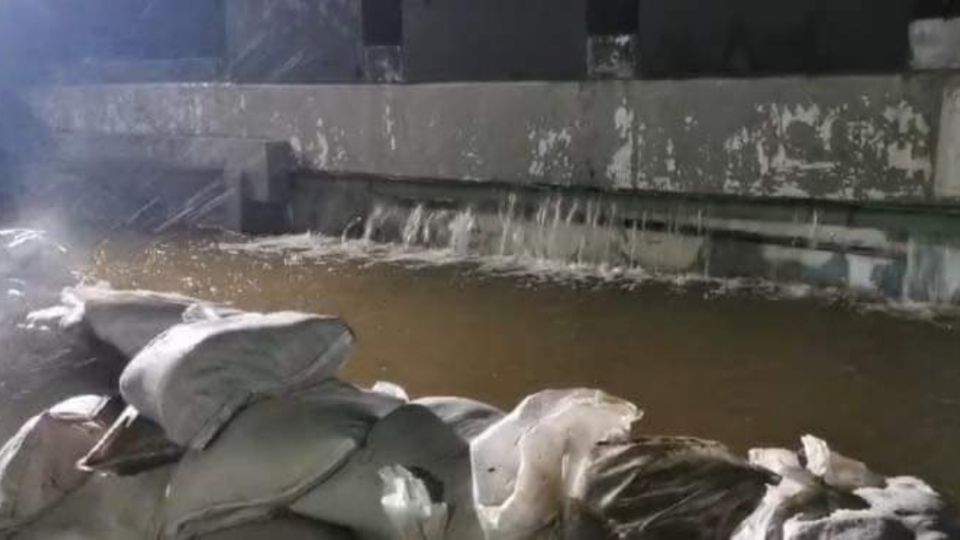 Las barreras de costales han sido colocadas para frenar el paso del agua. Foto: @adan_augusto