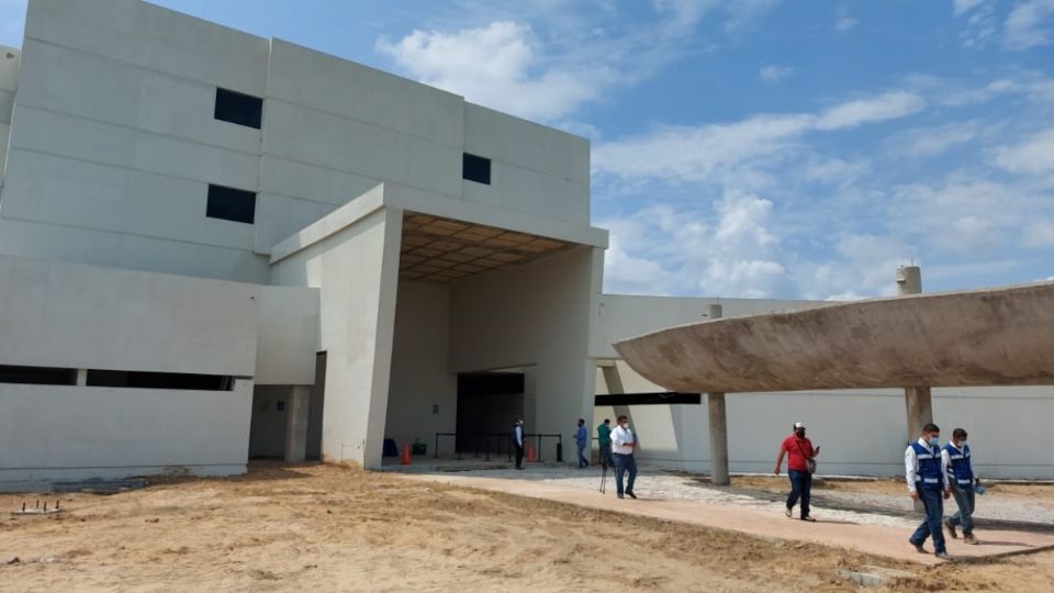 Cecilia del Alto también reconoció que en la obra se tiene en contra las normas de Salud mismas que al pasar ya más de cinco años de que inició su construcción están obsoletas.